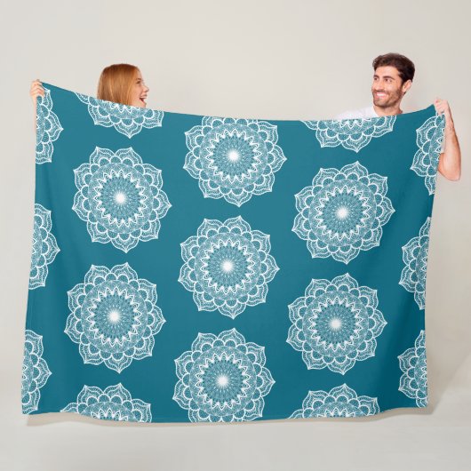 Witte mandala op blauwe achtergrond fleece deken (In situ)