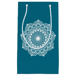 Witte mandala op blauwe achtergrond klein cadeauzakje