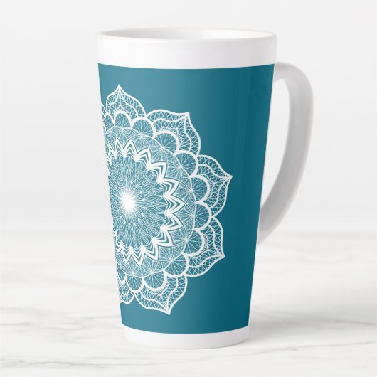 Witte Mandala op Blauwe Achtergrond Latte Mok (Rechterhoek)