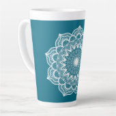 Witte Mandala op Blauwe Achtergrond Latte Mok (Linkerhoek)
