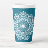 Witte Mandala op Blauwe Achtergrond Latte Mok (Voorkant)