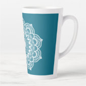 Witte Mandala op Blauwe Achtergrond Latte Mok (Rechts)