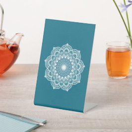 Witte Mandala op Blauwe Achtergrond Reclamebord Met Voetstuk