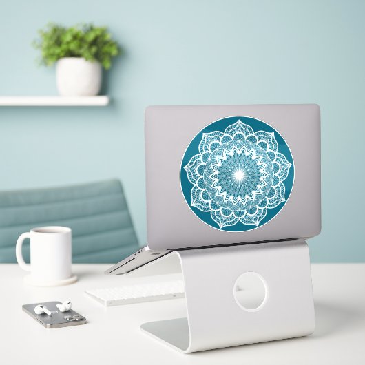 Witte Mandala op Blauwe Achtergrond Sticker (Laptop op bureau)