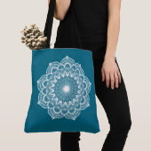 Witte Mandala op Blauwe Achtergrond Tote Bag (Dichtbij)
