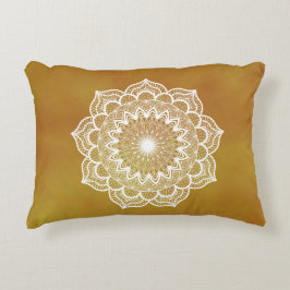 Witte mandala op gouden achtergrond accent kussen