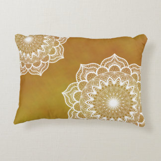 Witte mandala op gouden achtergrond accent kussen