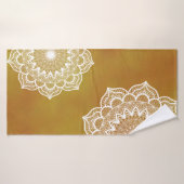 Witte Mandala op Gouden Achtergrond Badhanddoek (Badhanddoek)