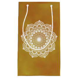Witte mandala op gouden achtergrond klein cadeauzakje