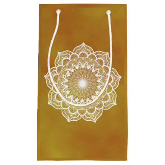 Witte mandala op gouden achtergrond klein cadeauzakje