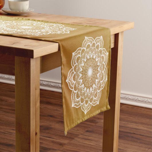 Witte Mandala op Gouden Achtergrond Korte Tafelloper (Voorbeeld)