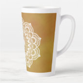 Witte Mandala op Gouden Achtergrond Latte Mok (Rechts)