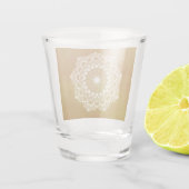 Witte Mandala op Gouden Achtergrond Shot Glas (Achterkant)