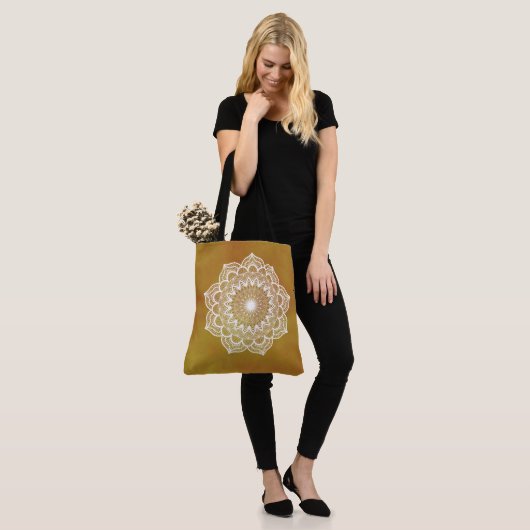 Witte Mandala op Gouden Achtergrond Tote Bag (Op model)