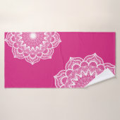 Witte Mandala op Roze Achtergrond Badhanddoek (Badhanddoek)