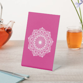Witte Mandala op Roze Achtergrond Reclamebord Met Voetstuk