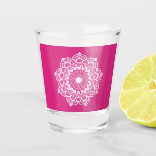 Witte Mandala op Roze Achtergrond Shot Glas (Voorkant)