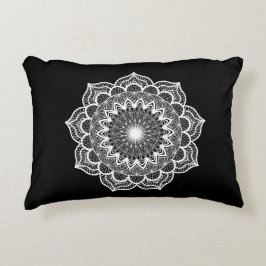 Witte mandala op zwarte achtergrond accent kussen