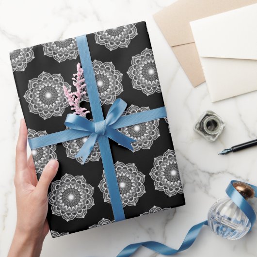Witte Mandala op Zwarte Achtergrond Cadeaupapier (Geschenken)