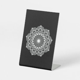Witte Mandala op Zwarte Achtergrond Reclamebord Met Voetstuk