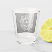 Witte Mandala op Zwarte Achtergrond Shot Glas (Achterkant)