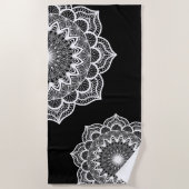 Witte Mandala op Zwarte Achtergrond Strandlaken (Voorkant)