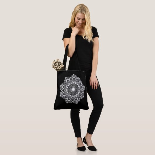 Witte Mandala op Zwarte Achtergrond Tote Bag (Op model)