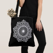 Witte Mandala op Zwarte Achtergrond Tote Bag (Dichtbij)