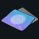Witte mandala paarse en blauwe monogram laptop sleeve<br><div class="desc">Elegant witte  florale  mandala boven paarse en witte ombre achtergrond. Facultatief naammonogram.</div>