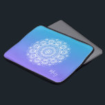 Witte mandala paarse en blauwe monogram laptop sleeve<br><div class="desc">Elegant witte  florale  mandala boven paarse en witte ombre achtergrond. Facultatief naammonogram.</div>