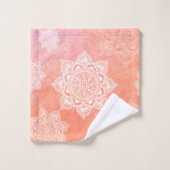 Witte mandala's op de achtergrond van koraalmarmer bad handdoek (Wasdoekje)