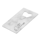Witte Marble Modern Script Persoonlijke naam Creditkaart Flessenopener (Voorkant Gekanteld)