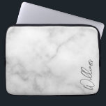 Witte Marble Modern Script Persoonlijke naam Laptop Sleeve<br><div class="desc">De moderne Minimale Gepersonaliseerde Naam geeft Dit ontwerp kenmerkt gepersonaliseerde naam in grijze moderne het handschrijven manuscriptdoopvont op witte marmer achtergrond. Perfect als feestcadeaus voor hem,  vaderdag geschenken en geschenken voor alle speciale gelegenheden.</div>