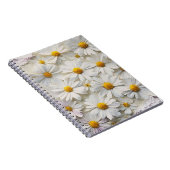 Witte margrieten over noodlijdend papier notitieboek (Rechterzijde)