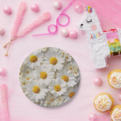 Witte margrieten over noodlijdend papier papieren bordje (Feest)