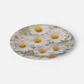 Witte margrieten over noodlijdend papier papieren bordje (Gekanteld)