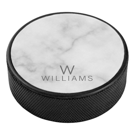 Witte marmer met gepersonaliseerd monogram en naam hockey puck (3/4)