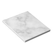 Witte marmer met gepersonaliseerd monogram en naam notitieblok (Schuin)