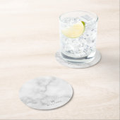 Witte marmer met gepersonaliseerd monogram en naam ronde kartonnen onderzetter (Insitu)