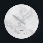 Witte marmer met gepersonaliseerd monogram en naam ronde klok<br><div class="desc">White Marble with Personalized Monogram and Name Giftfeaturing monogram and name in Grey modern sans serif font style on white marble background.
Ideaal als cadeau voor huisverwarming, huwelijkscadeau, feestcadeau, cadeau voor gezinshereniging en cadeau voor speciale gelegenheden.</div>