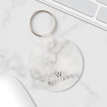 Witte marmer met gepersonaliseerd monogram en naam sleutelhanger<br><div class="desc">Witte marmer met gepersonaliseerd monogram en naamcadeautje met monogram en naam in grijze moderne sans serif lettertypestijl op witte marmerachtergrond. Perfect als bruidsschatten en groomsmancadeau,  vakantiecadeau,  cadeau voor gezinshereniging en cadeau voor speciale gelegenheden.</div>