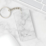 Witte marmer met gepersonaliseerd monogram en naam sleutelhanger<br><div class="desc">Witte marmer met gepersonaliseerd monogram en naamcadeautje met monogram en naam in grijze moderne sans serif lettertypestijl op witte marmerachtergrond. Perfect geschenk voor vader,  echtgenoot,  familie,  pasgetrouwde en meer. Ook perfect als bruidsschatten en groomsmancadeau,  huwelijkscadeau,  vakantiecadeau,  cadeau voor gezinshereniging en cadeau voor speciale gelegenheden.</div>