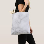 Witte marmer met gepersonaliseerd monogram en naam tote bag (Dichtbij)