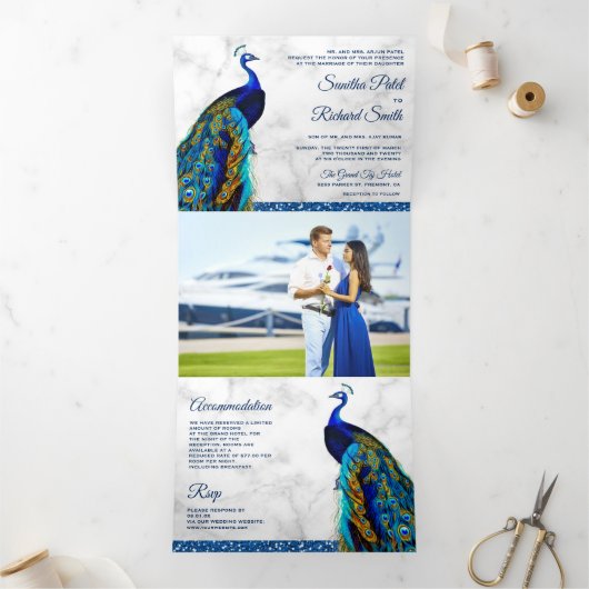 Witte Marmeren Blauwe Indische Peacock Bruiloft Drieluik Uitnodiging (Binnen)