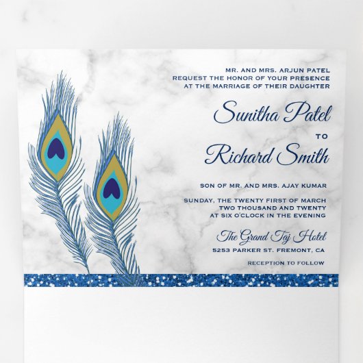 Witte Marmeren Blauwe Indische Peacock Feathers Br Drieluik Uitnodiging (Binnenzijde eerst)