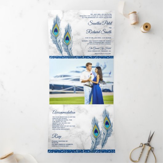 Witte Marmeren Blauwe Indische Peacock Feathers Br Drieluik Uitnodiging (Binnen)