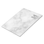 Witte marmeren gepersonaliseerde monogram en naam notitieblok (Schuin)