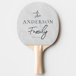 Witte marmeren steen met handgeschreven familienaa tafeltennisbatje