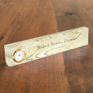 Witte marmerplaat met klok naambordje