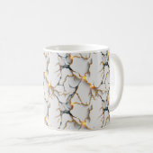 Witte marmerstructuur met gloeiende gouden aders koffiemok (Voorkant rechts)